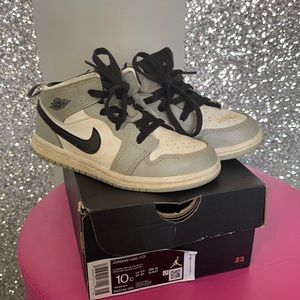 Jordan 1s White and Grey *SHOES ARE EASY TO CLEAN*